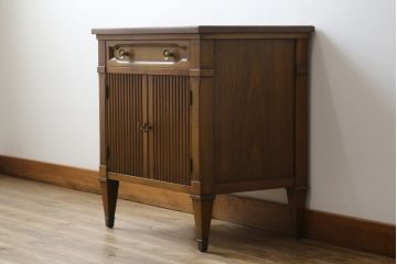 中古　DREXEL HERITAGE(ドレクセルヘリテイジ)　Triune(トライユン)　上品な佇まいが魅力のナイトテーブル(サイドテーブル、収納棚、戸棚、サイドキャビネット、花台、飾り台)(R-067112)