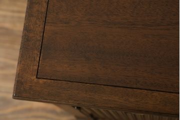 中古　DREXEL HERITAGE(ドレクセルヘリテイジ)　Triune(トライユン)　上品な佇まいが魅力のナイトテーブル(サイドテーブル、収納棚、戸棚、サイドキャビネット、花台、飾り台)(R-067112)