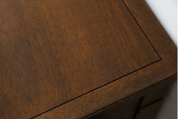 中古　DREXEL HERITAGE(ドレクセルヘリテイジ)　Triune(トライユン)　上品な佇まいが魅力のナイトテーブル(サイドテーブル、収納棚、戸棚、サイドキャビネット、花台、飾り台)(R-067112)