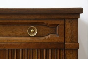 中古　DREXEL HERITAGE(ドレクセルヘリテイジ)　Triune(トライユン)　上品な佇まいが魅力のナイトテーブル(サイドテーブル、収納棚、戸棚、サイドキャビネット、花台、飾り台)(R-067112)