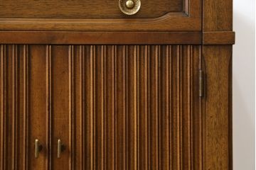 中古　DREXEL HERITAGE(ドレクセルヘリテイジ)　Triune(トライユン)　上品な佇まいが魅力のナイトテーブル(サイドテーブル、収納棚、戸棚、サイドキャビネット、花台、飾り台)(R-067112)
