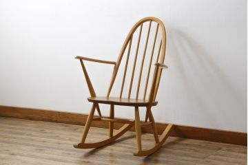 イギリスビンテージ　美品!!　ERCOL(アーコール)　木の温もり溢れるクエーカーロッキングチェア(アームチェア、板座チェア、ヴィンテージ、英国)(R-067113)