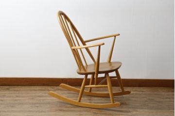 イギリスビンテージ　美品!!　ERCOL(アーコール)　木の温もり溢れるクエーカーロッキングチェア(アームチェア、板座チェア、ヴィンテージ、英国)(R-067113)