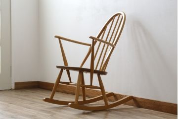 イギリスビンテージ　美品!!　ERCOL(アーコール)　木の温もり溢れるクエーカーロッキングチェア(アームチェア、板座チェア、ヴィンテージ、英国)(R-067113)