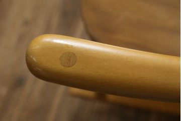 イギリスビンテージ　美品!!　ERCOL(アーコール)　木の温もり溢れるクエーカーロッキングチェア(アームチェア、板座チェア、ヴィンテージ、英国)(R-067113)