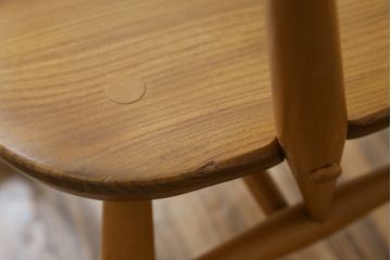 イギリスビンテージ　美品!!　ERCOL(アーコール)　木の温もり溢れるクエーカーロッキングチェア(アームチェア、板座チェア、ヴィンテージ、英国)(R-067113)