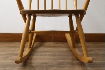 イギリスビンテージ　美品!!　ERCOL(アーコール)　木の温もり溢れるクエーカーロッキングチェア(アームチェア、板座チェア、ヴィンテージ、英国)(R-067113)