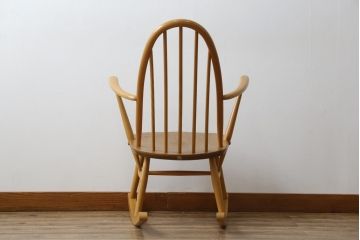 イギリスビンテージ　美品!!　ERCOL(アーコール)　木の温もり溢れるクエーカーロッキングチェア(アームチェア、板座チェア、ヴィンテージ、英国)(R-067113)