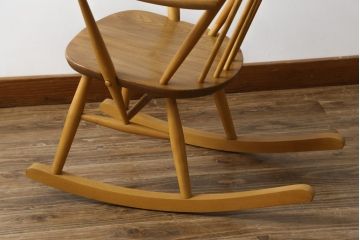 イギリスビンテージ　美品!!　ERCOL(アーコール)　木の温もり溢れるクエーカーロッキングチェア(アームチェア、板座チェア、ヴィンテージ、英国)(R-067113)
