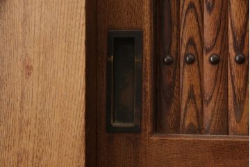 和製アンティーク　前面欅(ケヤキ)材　希少!!　上質な和の空間を演出する近江水屋箪笥(茶箪笥、食器棚、和風キャビネット、収納棚、引き出し、重ね戸棚)(R-067115)