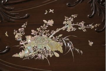 アジアンビンテージ　中国美術　唐木　異国情緒溢れる優雅な空間づくりにおすすめな螺鈿細工入り彫刻ベンチ(長椅子、長イス、板座チェア、アームチェア、ヴィンテージ)(定価約100万円)(R-067118)
