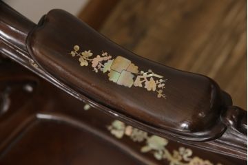 アジアンビンテージ　中国美術　唐木　異国情緒溢れる優雅な空間づくりにおすすめな螺鈿細工入り彫刻ベンチ(長椅子、長イス、板座チェア、アームチェア、ヴィンテージ)(定価約100万円)(R-067118)