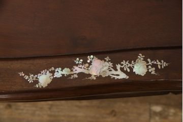 アジアンビンテージ　中国美術　唐木　異国情緒溢れる優雅な空間づくりにおすすめな螺鈿細工入り彫刻ベンチ(長椅子、長イス、板座チェア、アームチェア、ヴィンテージ)(定価約100万円)(R-067118)