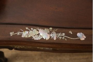 アジアンビンテージ　中国美術　唐木　異国情緒溢れる優雅な空間づくりにおすすめな螺鈿細工入り彫刻ベンチ(長椅子、長イス、板座チェア、アームチェア、ヴィンテージ)(定価約100万円)(R-067118)