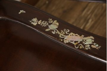 アジアンビンテージ　中国美術　唐木　異国情緒溢れる優雅な空間づくりにおすすめな螺鈿細工入り彫刻ベンチ(長椅子、長イス、板座チェア、アームチェア、ヴィンテージ)(定価約100万円)(R-067118)