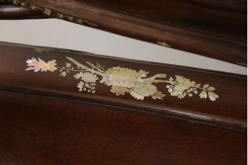 アジアンビンテージ　中国美術　唐木　異国情緒溢れる優雅な空間づくりにおすすめな螺鈿細工入り彫刻ベンチ(長椅子、長イス、板座チェア、アームチェア、ヴィンテージ)(定価約100万円)(R-067118)