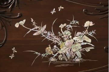 アジアンビンテージ　中国美術　唐木　異国情緒溢れる優雅な空間づくりにおすすめな螺鈿細工入り彫刻ベンチ(長椅子、長イス、板座チェア、アームチェア、ヴィンテージ)(定価約100万円)(R-067119)