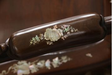 アジアンビンテージ　中国美術　唐木　異国情緒溢れる優雅な空間づくりにおすすめな螺鈿細工入り彫刻ベンチ(長椅子、長イス、板座チェア、アームチェア、ヴィンテージ)(定価約100万円)(R-067119)
