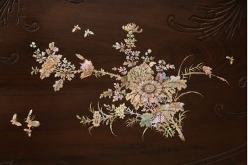 アジアンビンテージ　中国美術　唐木　異国情緒溢れる優雅な空間づくりにおすすめな螺鈿細工入り彫刻ベンチ(長椅子、長イス、板座チェア、アームチェア、ヴィンテージ)(定価約100万円)(R-067119)