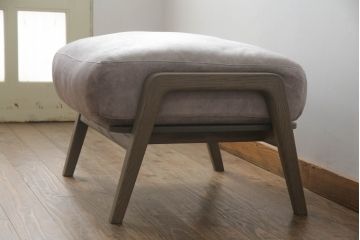 中古　極美品　富士ファニチャー(富士ファニチア、富士ファニチュア、フジファニチュア、FUJI FURNITURE)　Nagi　ゆったりとしたくつろぎの時間を演出する3人掛けソファとオットマンのセット(三人掛けソファ、3Pソファ、トリプルソファ、アームソファ、フットスツール)(定価約60万円)(R-067120)