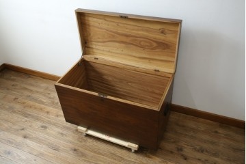 和製アンティーク　くすのき(クス、楠)材　シンプルなデザインが取り入れやすい収納箱　(R-067121)