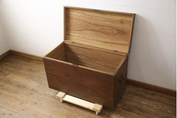 アンティーク雑貨　くすのき(クス、楠)材　シンプルなデザインが取り入れやすい収納箱(舟トランク、船トランク、ブランケットボックス、サイドテーブル、センターテーブル、ローテーブル、トランクテーブル)(R-067121)
