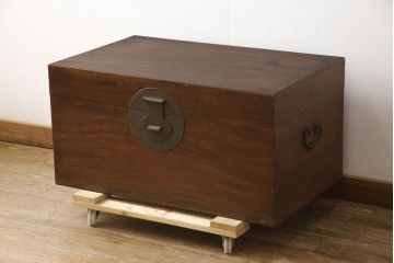 アンティーク雑貨　くすのき(クス、楠)材　真鍮(しんちゅう)　アジアンテイストのお部屋におすすめな李朝金具付き収納箱(船トランク、舟トランク、ブランケットボックス、トランクテーブル、ローテーブル、センターテーブル、ディスプレイ雑貨)(R-067122)