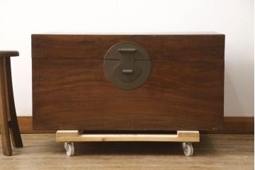 アンティーク雑貨　くすのき(クス、楠)材　真鍮(しんちゅう)　アジアンテイストのお部屋におすすめな李朝金具付き収納箱(船トランク、舟トランク、ブランケットボックス、トランクテーブル、ローテーブル、センターテーブル、ディスプレイ雑貨)(R-067122)
