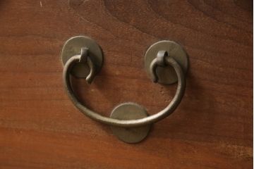 アンティーク雑貨　くすのき(クス、楠)材　真鍮(しんちゅう)　アジアンテイストのお部屋におすすめな李朝金具付き収納箱(船トランク、舟トランク、ブランケットボックス、トランクテーブル、ローテーブル、センターテーブル、ディスプレイ雑貨)(R-067122)