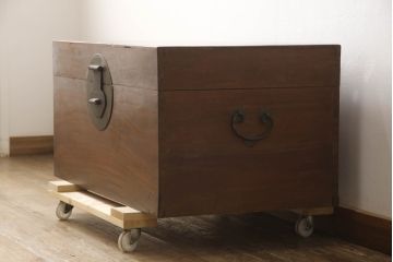 アンティーク雑貨　くすのき(クス、楠)材　真鍮(しんちゅう)　アジアンテイストのお部屋におすすめな李朝金具付き収納箱(船トランク、舟トランク、ブランケットボックス、トランクテーブル、ローテーブル、センターテーブル、ディスプレイ雑貨)(R-067122)