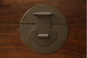 アンティーク雑貨　くすのき(クス、楠)材　真鍮(しんちゅう)　アジアンテイストのお部屋におすすめな李朝金具付き収納箱(船トランク、舟トランク、ブランケットボックス、トランクテーブル、ローテーブル、センターテーブル、ディスプレイ雑貨)(R-067122)