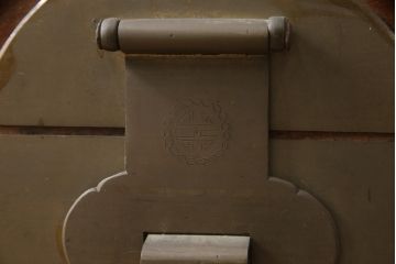 アンティーク雑貨　くすのき(クス、楠)材　真鍮(しんちゅう)　アジアンテイストのお部屋におすすめな李朝金具付き収納箱(船トランク、舟トランク、ブランケットボックス、トランクテーブル、ローテーブル、センターテーブル、ディスプレイ雑貨)(R-067122)
