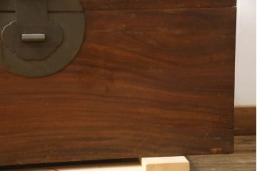 アンティーク雑貨　くすのき(クス、楠)材　真鍮(しんちゅう)　アジアンテイストのお部屋におすすめな李朝金具付き収納箱(船トランク、舟トランク、ブランケットボックス、トランクテーブル、ローテーブル、センターテーブル、ディスプレイ雑貨)(R-067122)
