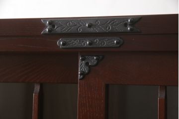 中古　美品　遠野民芸家具　漆塗り　格子引き戸が目を引く食器棚(和風キャビネット、収納棚、戸棚、本箱、ブックケース、飾り棚)(定価約70万円)(検索ワード:岩谷堂箪笥)(R-067123)