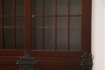 中古　美品　遠野民芸家具　漆塗り　格子引き戸が目を引く食器棚(和風キャビネット、収納棚、戸棚、本箱、ブックケース、飾り棚)(定価約70万円)(検索ワード:岩谷堂箪笥)(R-067123)