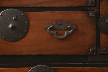 和製アンティーク　前面欅(ケヤキ)材　味わい深い風合いが魅力の米沢箪笥(重ね箪笥、衣装箪笥、収納たんす、整理タンス、時代箪笥、引き出し)(R-067124)