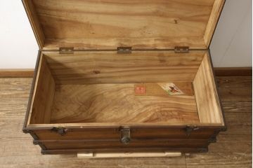アンティーク雑貨　クスの木(くす、楠)材　真鍮(しんちゅう)金具　男前インテリアとしておすすめな船トランク(舟トランク、センターテーブル、ローテーブル、収納ボックス、ディスプレイ、収納箱)(R-067127)