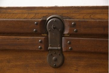 アンティーク雑貨　クスの木(くす、楠)材　真鍮(しんちゅう)金具　男前インテリアとしておすすめな船トランク(舟トランク、センターテーブル、ローテーブル、収納ボックス、ディスプレイ、収納箱)(R-067127)