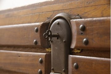 アンティーク雑貨　クスの木(くす、楠)材　真鍮(しんちゅう)金具　男前インテリアとしておすすめな船トランク(舟トランク、センターテーブル、ローテーブル、収納ボックス、ディスプレイ、収納箱)(R-067127)