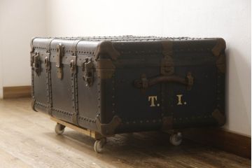 アンティーク雑貨　極上　上手物!!　美品　立派な金具が目を惹く船トランク(舟トランク、ローテーブル、センターテーブル、収納、ディスプレイ雑貨)(R-067128)