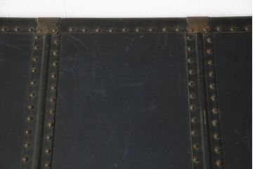 アンティーク雑貨　極上　上手物!!　美品　立派な金具が目を惹く船トランク(舟トランク、ローテーブル、センターテーブル、収納、ディスプレイ雑貨)(R-067128)