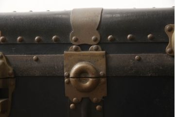 アンティーク雑貨　極上　上手物!!　美品　立派な金具が目を惹く船トランク(舟トランク、ローテーブル、センターテーブル、収納、ディスプレイ雑貨)(R-067128)