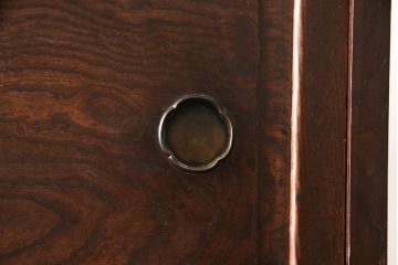 和製アンティーク　前面欅(ケヤキ)材　共縁　漆塗り　縁起の良い打ち出の小槌の意匠入り!!立派な金具が目を引く三段重ね時代箪笥(衣装箪笥、整理タンス、収納たんす、引き出し)(R-067148)