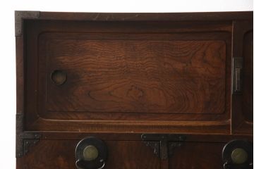 和製アンティーク　前面欅(ケヤキ)材　共縁　漆塗り　縁起の良い打ち出の小槌の意匠入り!!立派な金具が目を引く時代箪笥テレビ台(テレビボード、ローボード、ローチェスト、収納棚、戸棚)(R-067149)