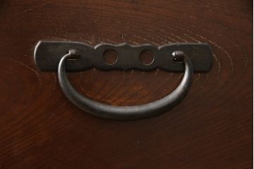 和製アンティーク　前面欅(ケヤキ)材　共縁　漆塗り　縁起の良い打ち出の小槌の意匠入り!!立派な金具が目を引く時代箪笥ローチェスト(テレビ台、テレビボード、ローボード、引き出し、収納タンス)(R-067151)