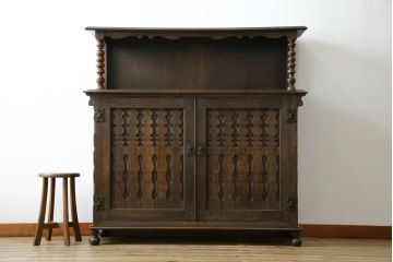 和製ビンテージ　神戸洋家具　凝ったデザインが目を引くナラ材製サイドボード(飾り棚、サイドキャビネット、収納棚、戸棚、ヴィンテージ)(R-067153)