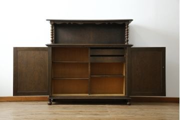 和製ビンテージ　神戸洋家具　凝ったデザインが目を引くナラ材製サイドボード(飾り棚、サイドキャビネット、収納棚、戸棚、ヴィンテージ)(R-067153)