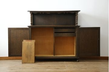 和製ビンテージ　神戸洋家具　凝ったデザインが目を引くナラ材製サイドボード(飾り棚、サイドキャビネット、収納棚、戸棚、ヴィンテージ)(R-067153)