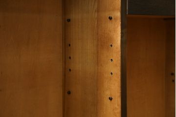 和製ビンテージ　神戸洋家具　凝ったデザインが目を引くナラ材製サイドボード(飾り棚、サイドキャビネット、収納棚、戸棚、ヴィンテージ)(R-067153)