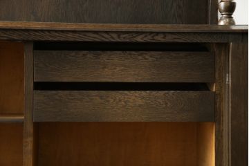 和製ビンテージ　神戸洋家具　凝ったデザインが目を引くナラ材製サイドボード(飾り棚、サイドキャビネット、収納棚、戸棚、ヴィンテージ)(R-067153)